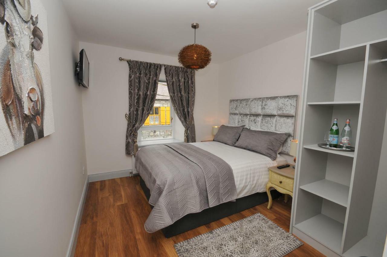 Lodge At The Old Barracks Athenry Extérieur photo